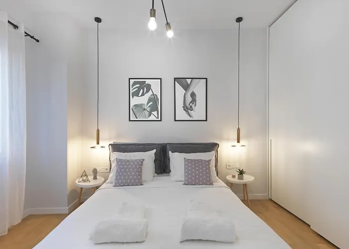 Fresh, New & Ready For You! Rnvtd Apt In Koukaki!