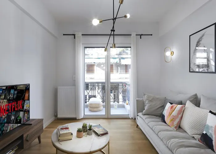 Fresh, New & Ready For You! Rnvtd Apt In Koukaki!